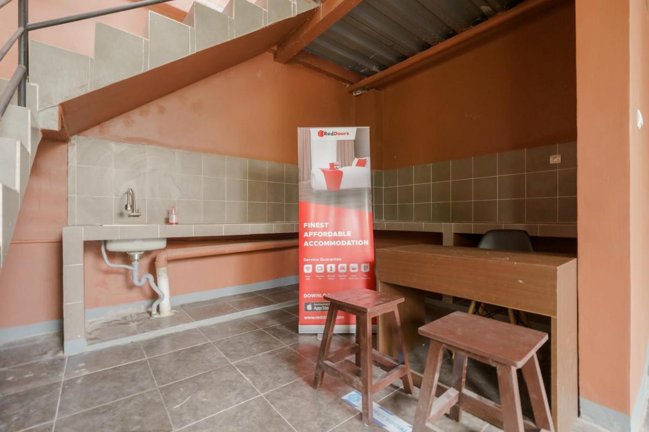 Hotel Reddoorz Syariah Near Siloam Hospitals Bulak Kapal à Bekasi Extérieur photo