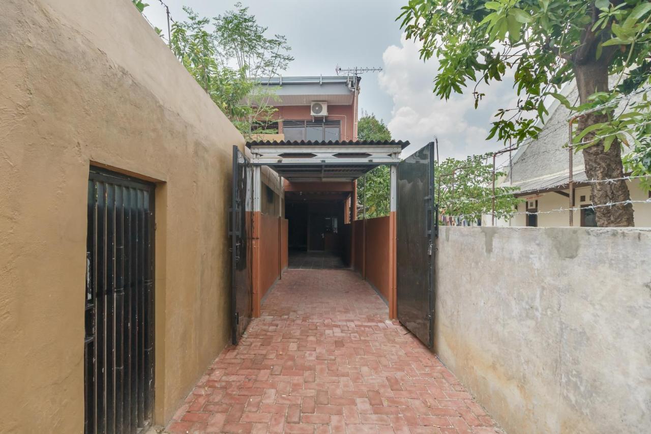Hotel Reddoorz Syariah Near Siloam Hospitals Bulak Kapal à Bekasi Extérieur photo